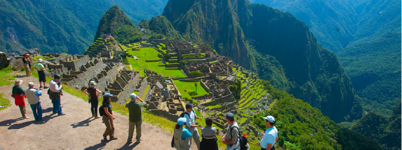 Turistas haciendo fila en Machu Picchu