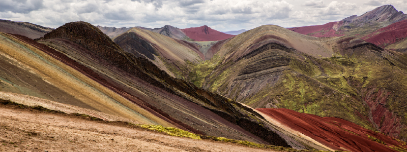 Turistas cruzando el puente colgante inca Q’eswachaka en Perú