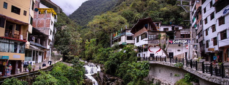 Multitudes en la entrada principal de Machu Picchu