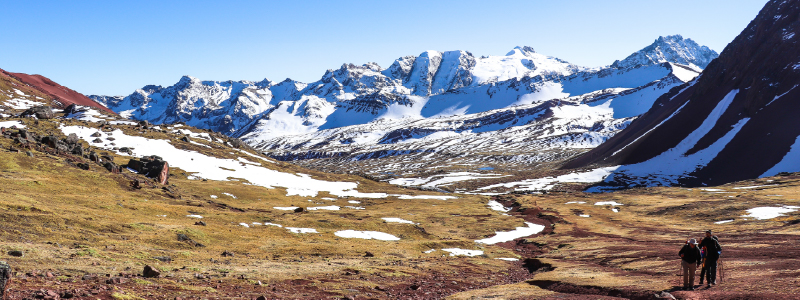 Turista descansando en Cusco para aclimatarse a la altitud