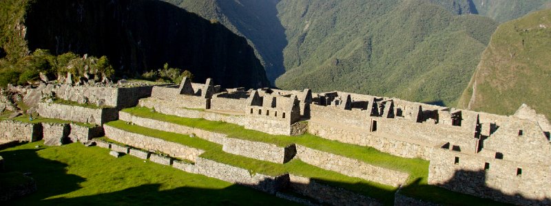Vista panorámica de Machu Picchu al amanecer