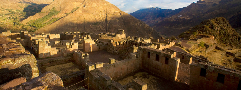 Pozas de sal de Maras bajo el sol en Cusco