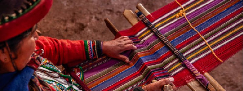 Artesanos andinos tejiendo textiles tradicionales en una comunidad de Cusco