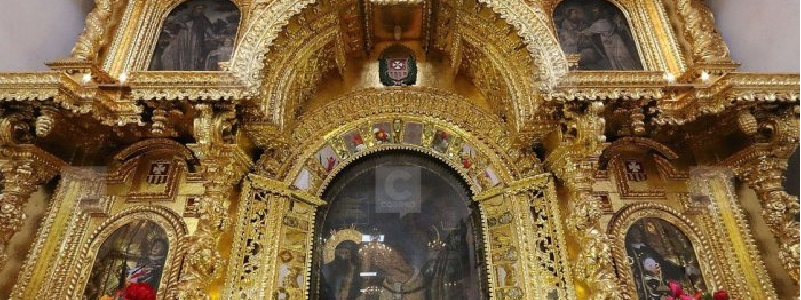 Devotos en el Santuario del Señor de Huanca